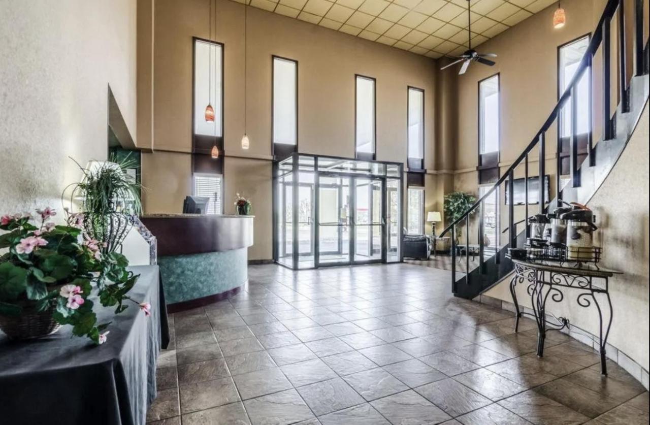Hutchi Bell Hotel South Hutchinson Екстериор снимка