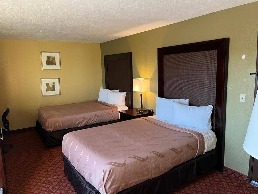 Hutchi Bell Hotel South Hutchinson Екстериор снимка