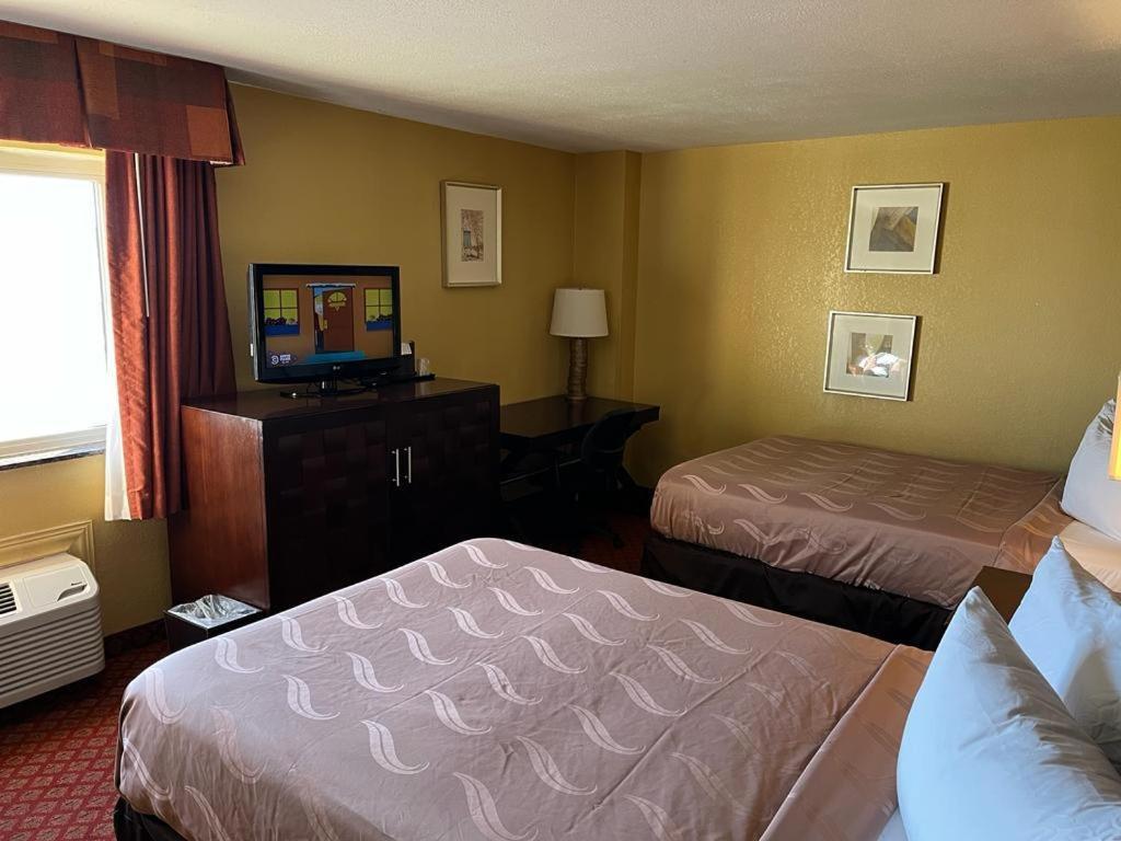 Hutchi Bell Hotel South Hutchinson Екстериор снимка